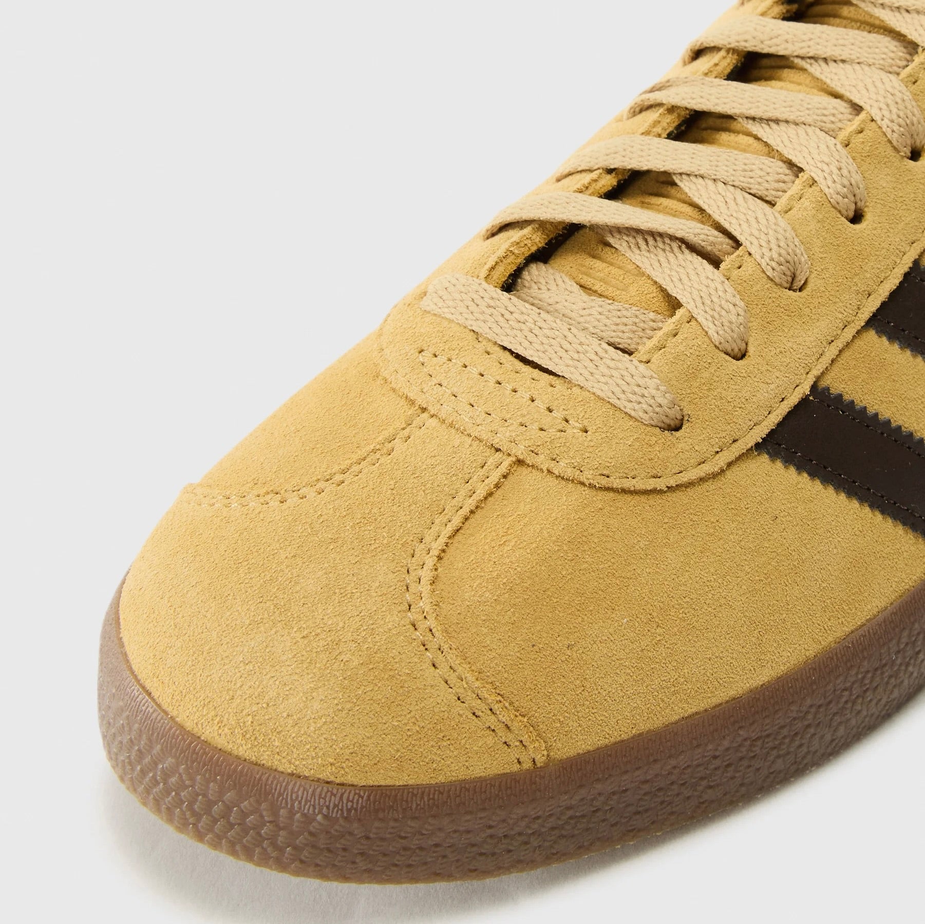 Sneakers basses Adidas Gazelle golden beige dark brown gold metallic unisexe