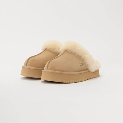 UGG Disquette Sand sabots fourrés femme en daim et peau de mouton beige sable, vue de face