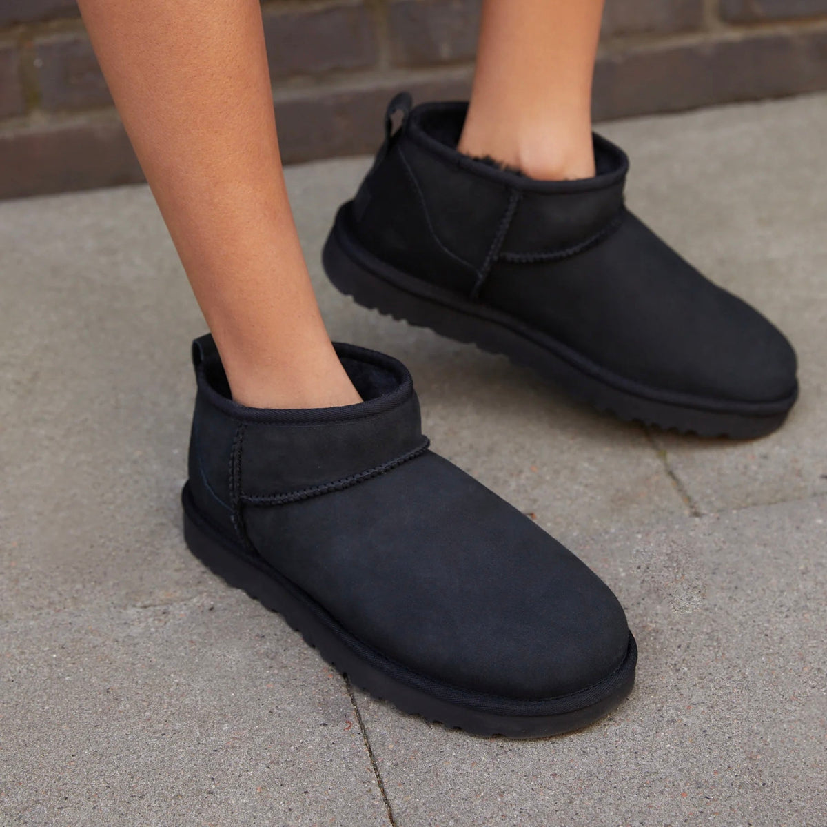 UGG Classic Ultra Mini Black bottines fourrées femme en daim et peau de mouton noir, portées