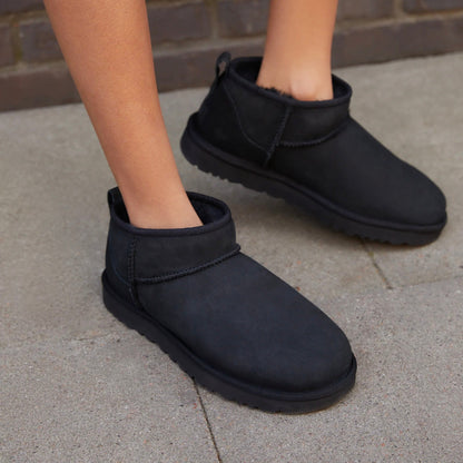 UGG Classic Ultra Mini Black bottines fourrées femme en daim et peau de mouton noir, portées