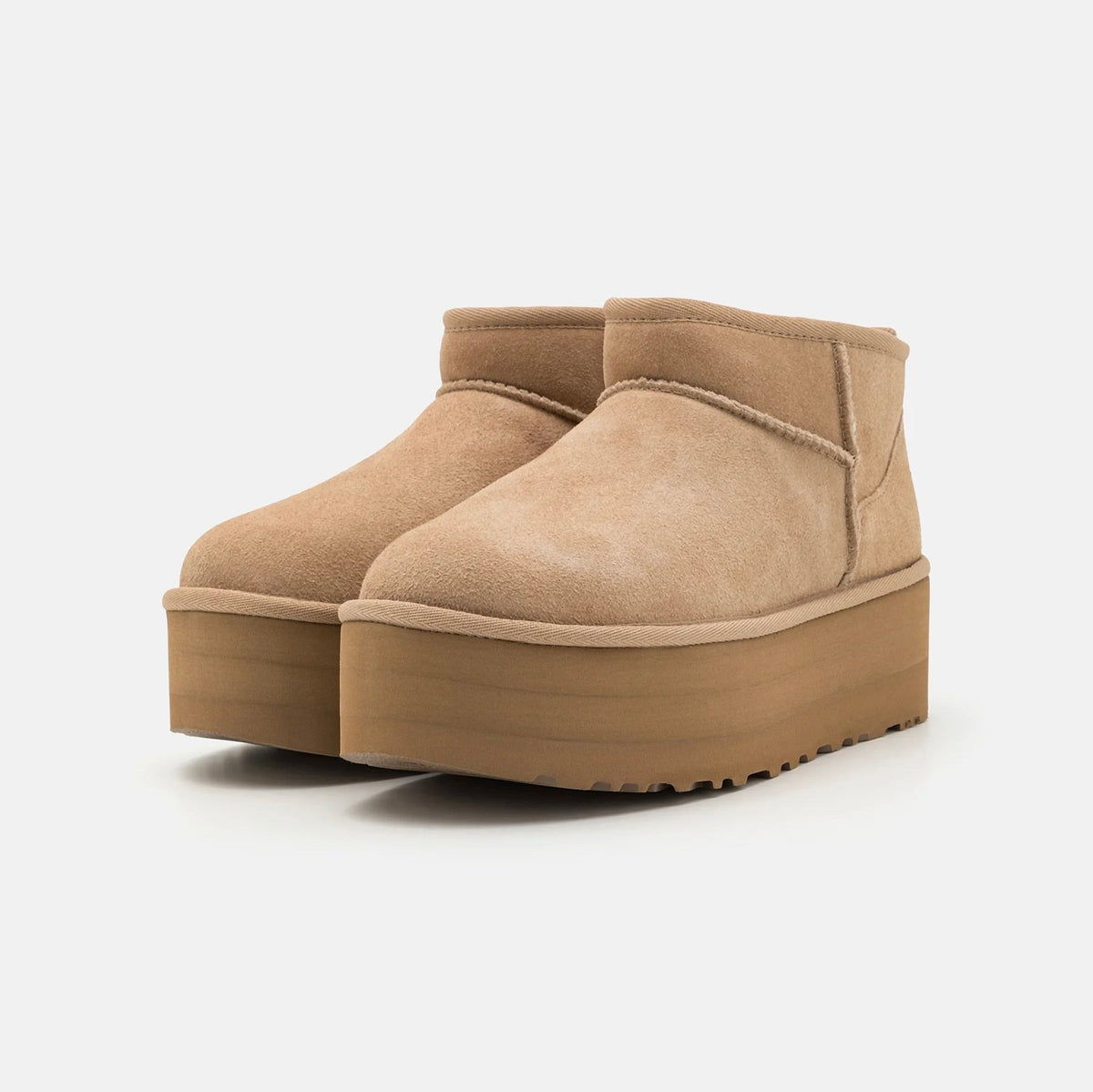 UGG Classic Ultra Mini Plateforme Sand bottines fourrées femme en daim et peau de mouton beige sable, vue de face
