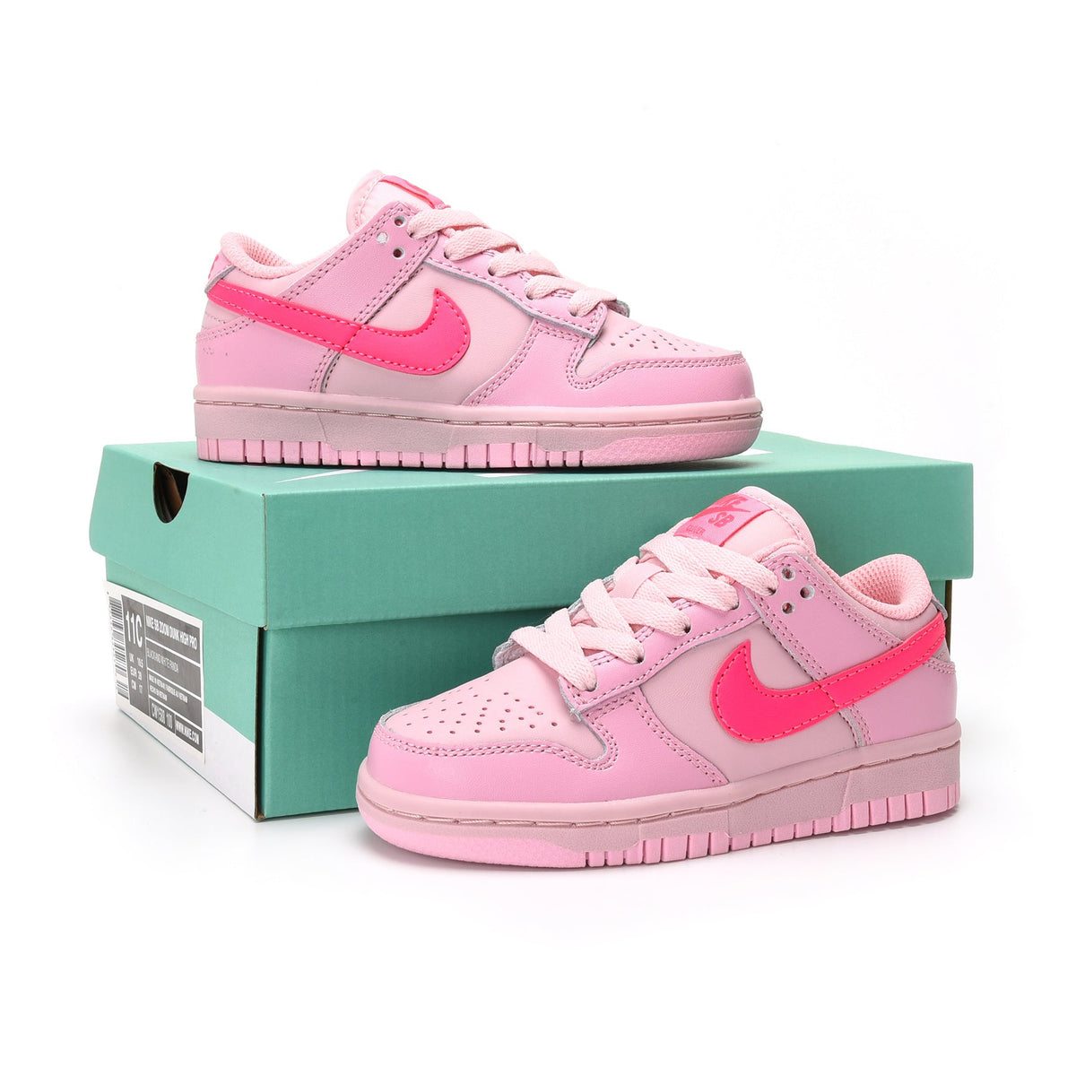 Nike Dunk Low Triple Pink baskets basses enfant en cuir rose, vue de face