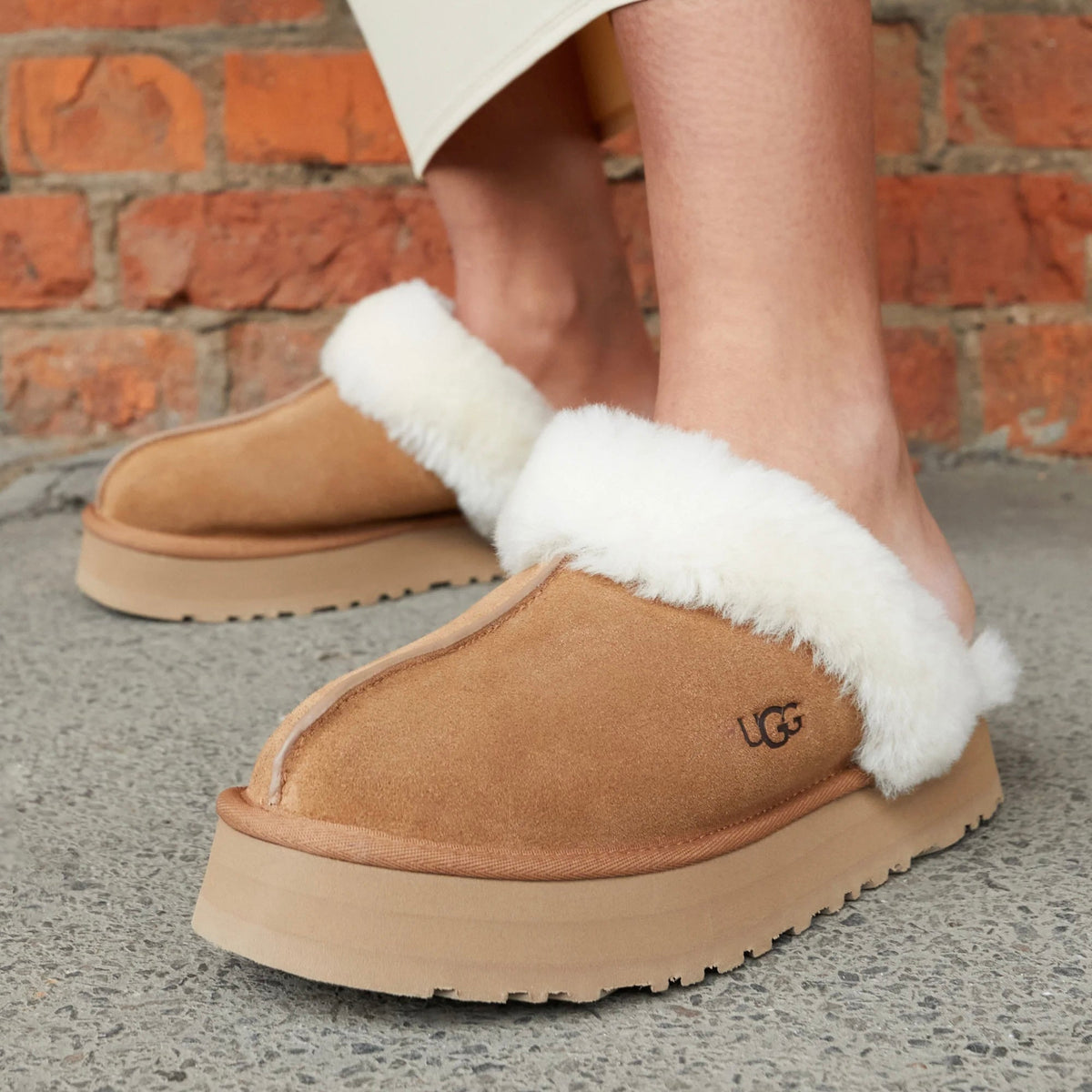 UGG Disquette Chestnut sabots fourrés femme en daim et peau de mouton marron chestnut, détail tige