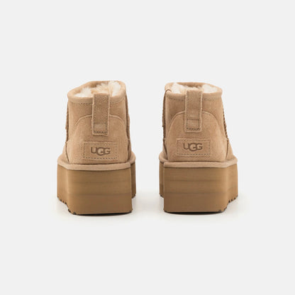 UGG Classic Ultra Mini Plateforme Sand bottines fourrées femme en daim et peau de mouton beige sable, détail semelle