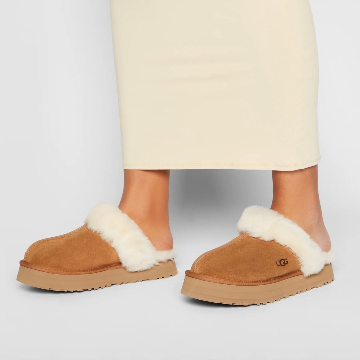 UGG Disquette Chestnut sabots fourrés femme en daim et peau de mouton marron chestnut, portées