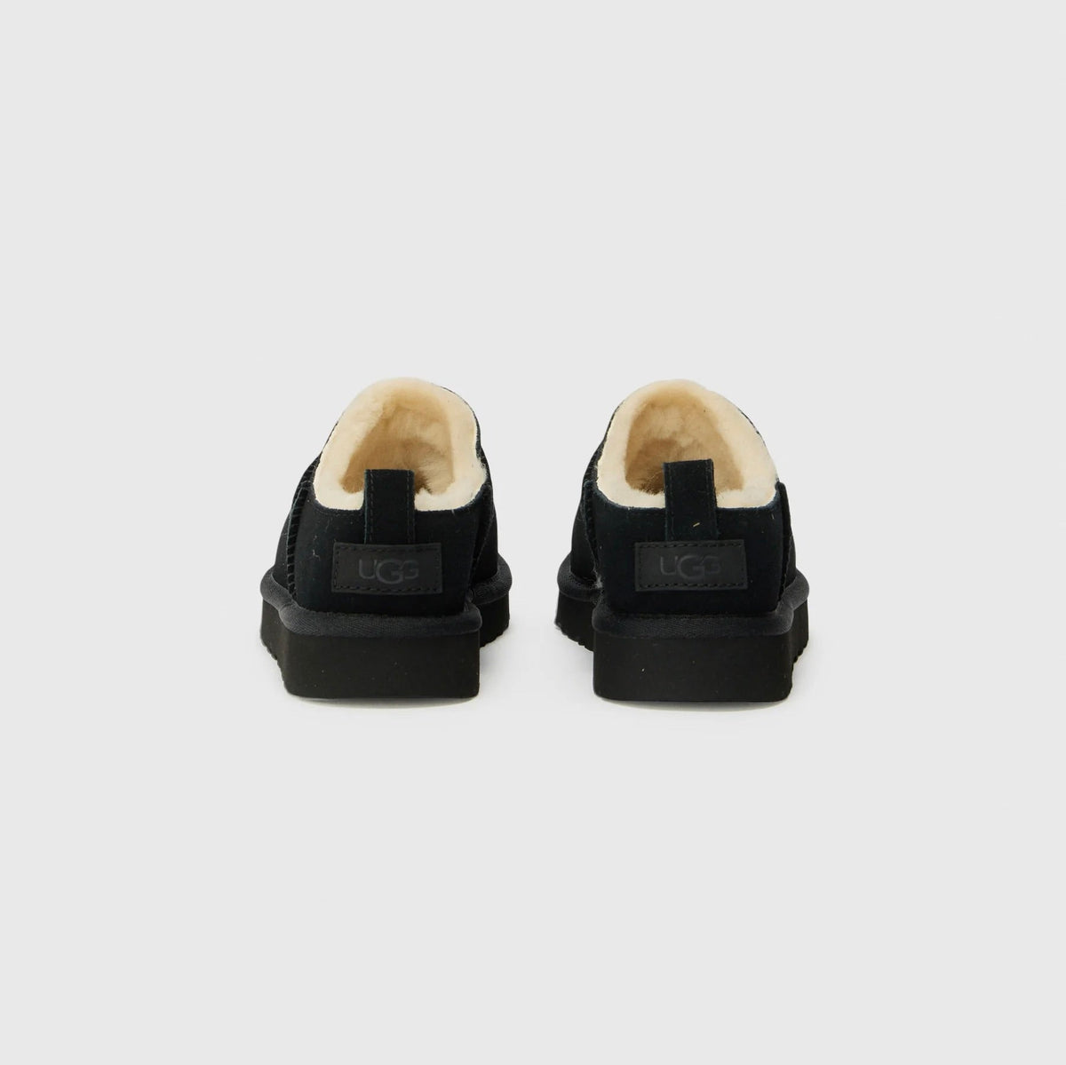 UGG Classic Micro Black bottines fourrées femme en daim et peau de mouton noir, détail semelle