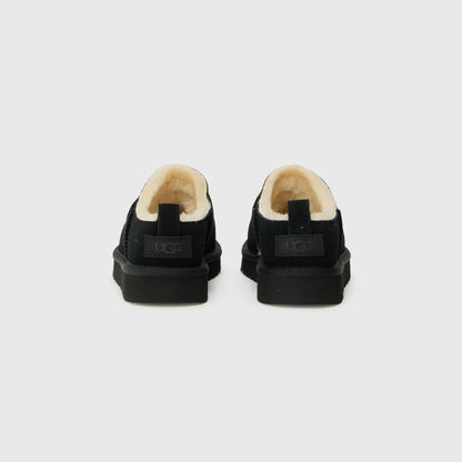 UGG Classic Micro Black bottines fourrées femme en daim et peau de mouton noir, détail semelle