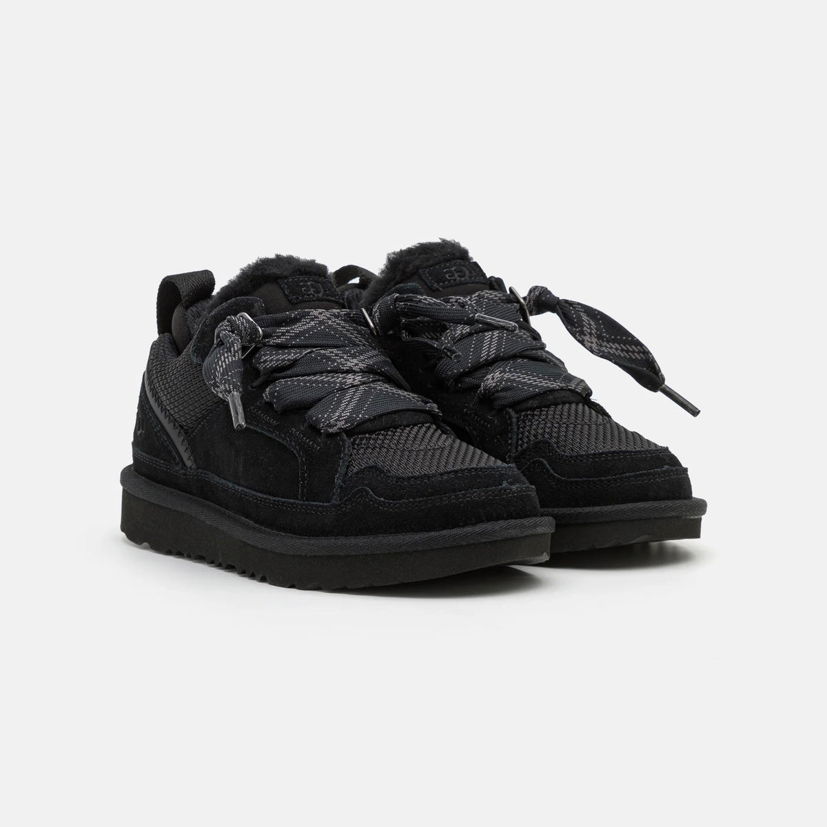 UGG Lowmel Black baskets enfant en daim et textile recyclé noir, vue de face