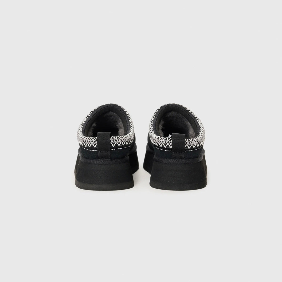 UGG Tazz II Black chaussons à plateforme femme en daim et peau de mouton noir, détail semelle
