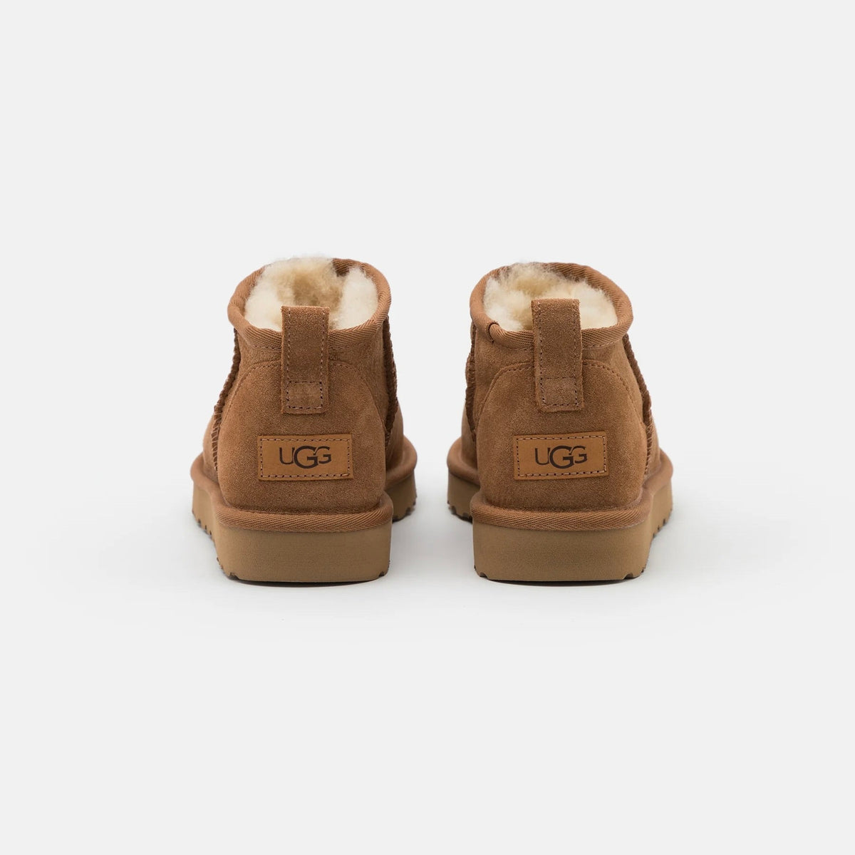 UGG Classic Ultra Mini Chestnut bottines fourrées femme en daim et peau de mouton marron chestnut, détail semelle