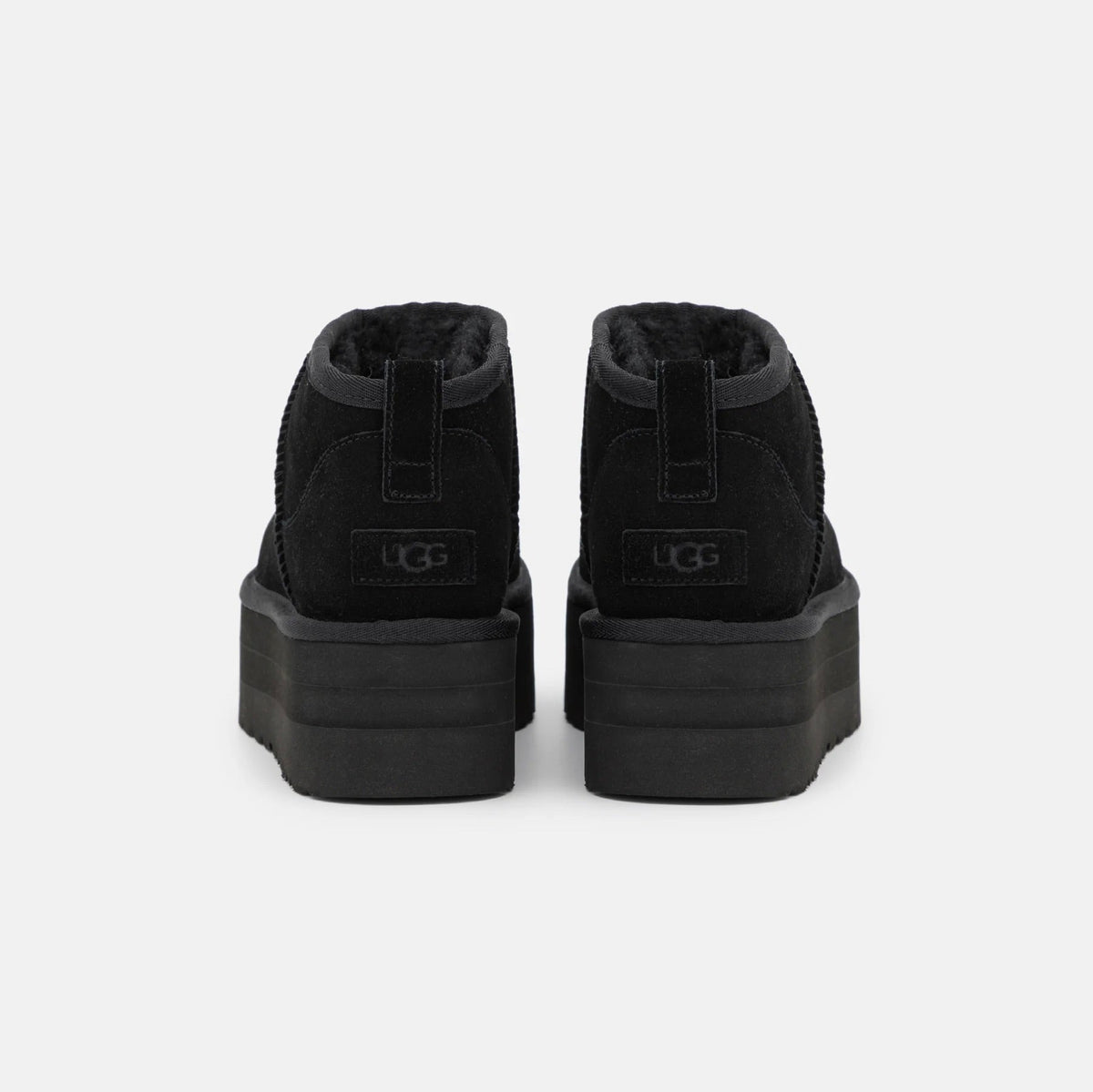 UGG Classic Ultra Mini Plateforme Black bottines fourrées femme en daim et peau de mouton noir, détail semelle