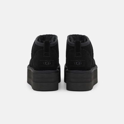 UGG Classic Ultra Mini Plateforme Black bottines fourrées femme en daim et peau de mouton noir, détail semelle