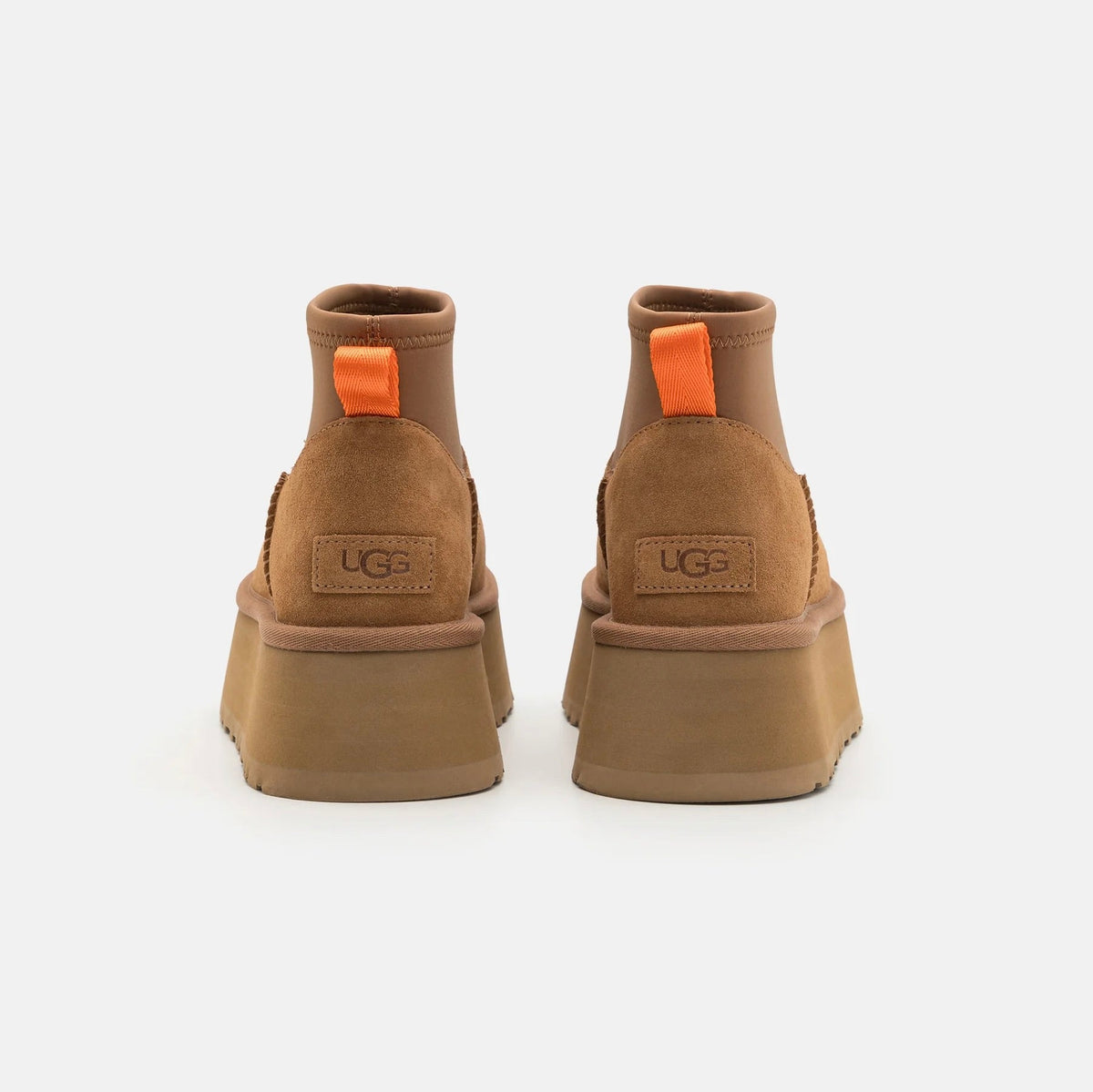 UGG Classic Mini Dipper Chestnut bottines fourrées femme en daim et peau de mouton marron chestnut, détail semelle