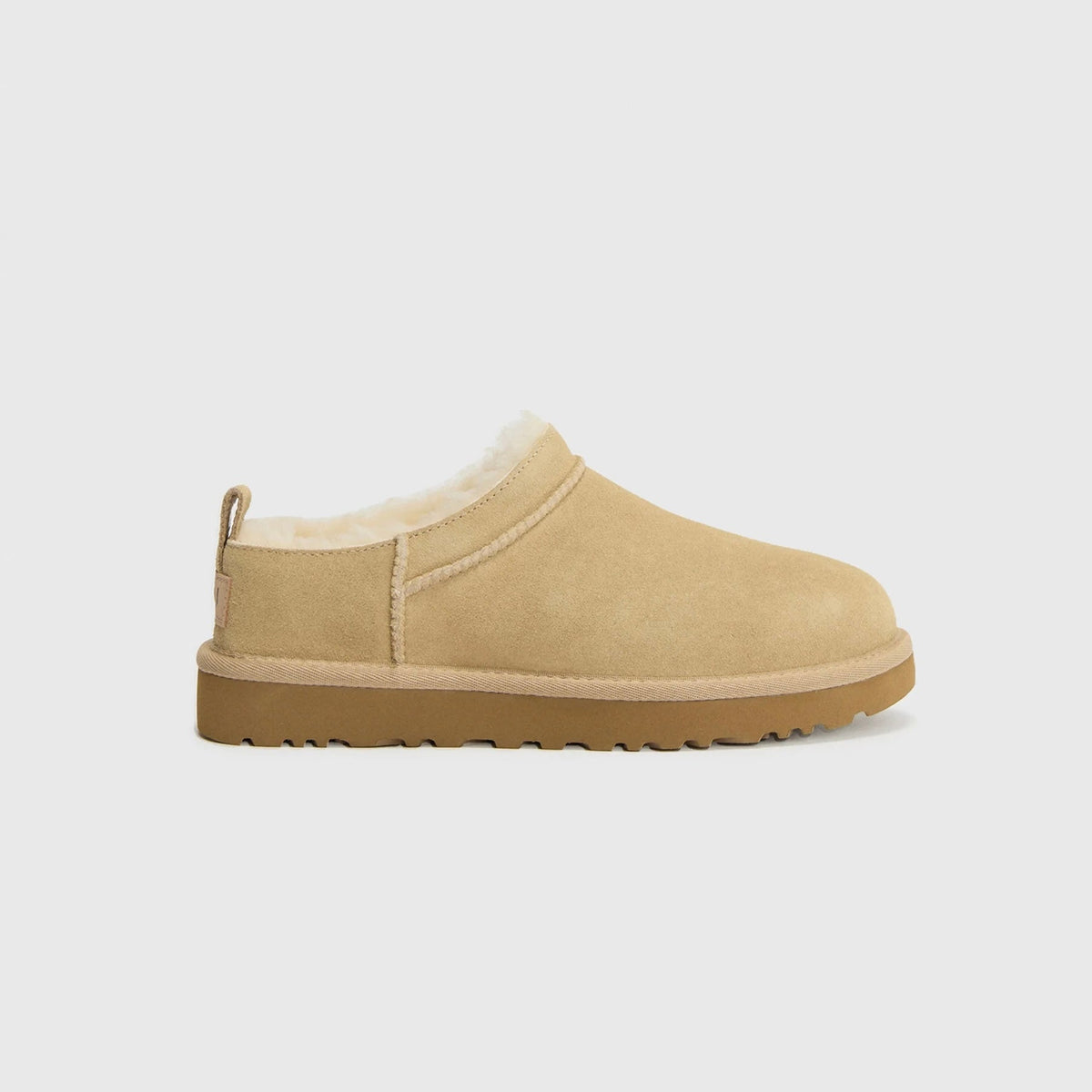 UGG Classic Micro Sand bottines fourrées femme en daim et peau de mouton beige sable, vue de profil