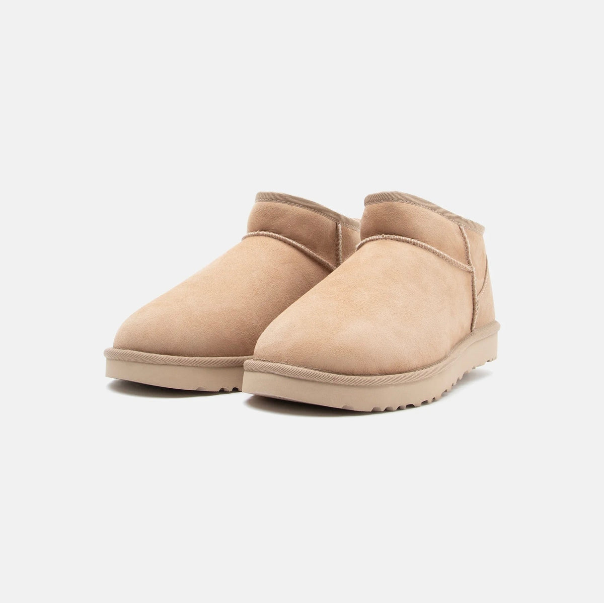 UGG Classic Ultra Mini Sand bottines fourrées femme en daim et peau de mouton beige sable, vue de face