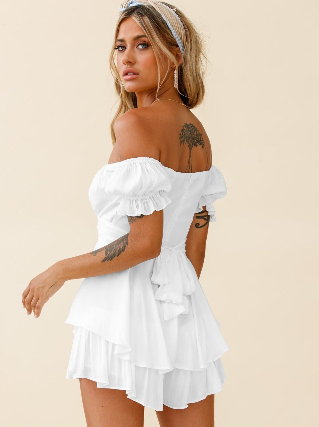 Robe Mini Femme en tissu léger, épaules dénudées, coupe fluide – Menvelo