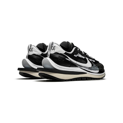 Nike VaporWaffle x Sacai Black and White, Baskets Lifestyle Unisexe – photo 3