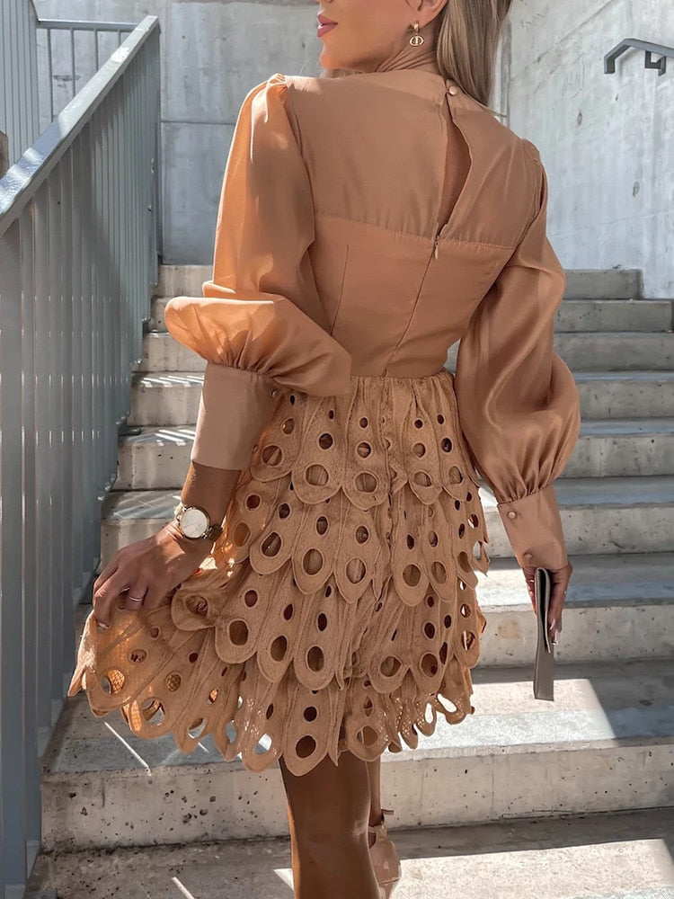 Robe Mini Femme en tissu léger, jupe évasée, coupe moulante – Menvelo