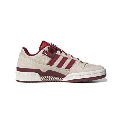Adidas Forum Low Chalk Burgundy baskets basses homme et femme en cuir blanc cassé bordeaux, vue de profil