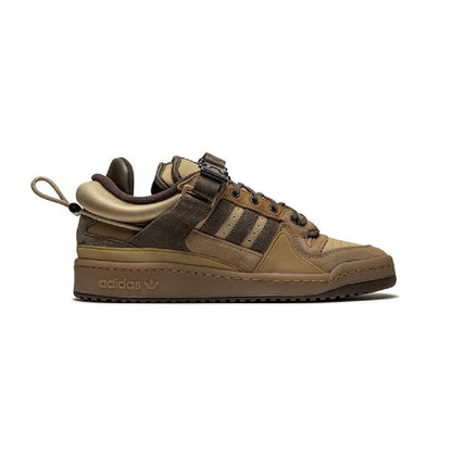 Adidas Forum Low x Bad Bunny The First Cafe baskets basses homme et femme en cuir marron, vue de profil