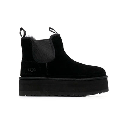 UGG Neumel Plateforme Chelsea Black bottines chelsea à plateforme femme en daim et peau de mouton noir, vue de profil