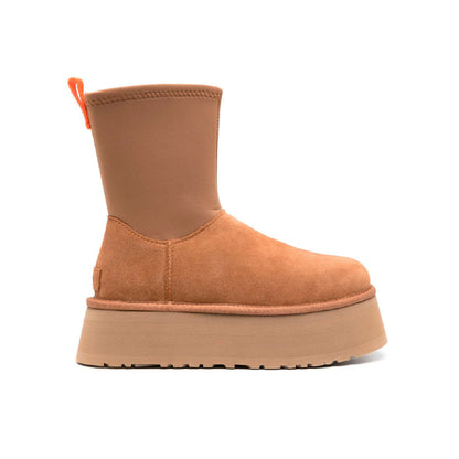 UGG Classic Dipper Boot Camel bottines fourrées femme en daim et peau de mouton camel, vue de profil