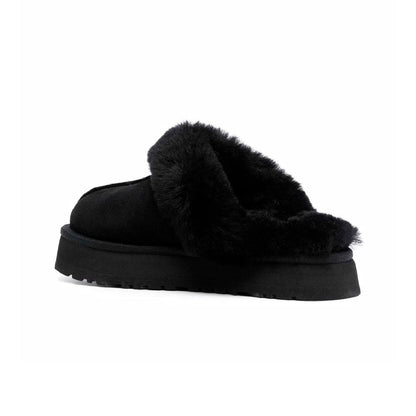 UGG Disquette Plateforme Black sabots fourrés femme en daim et peau de mouton noir, détail semelle
