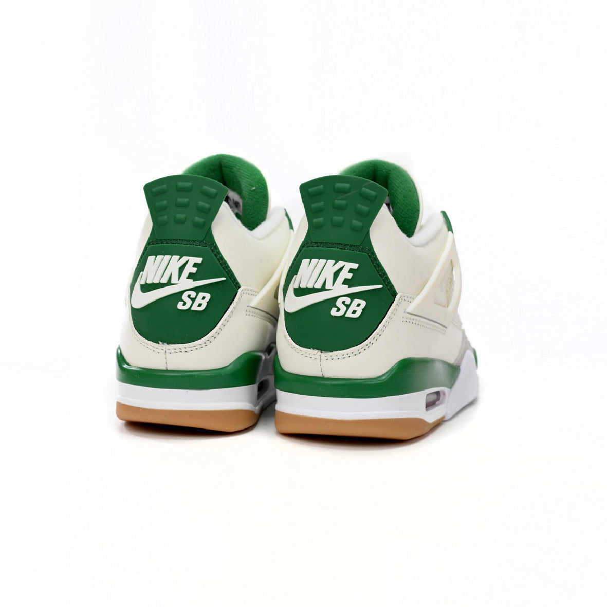Air Jordan 4 Pine Green Calaite baskets homme et femme en daim vert, détail semelle