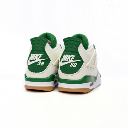 Air Jordan 4 Pine Green Calaite baskets homme et femme en daim vert, détail semelle