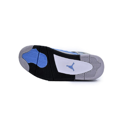 Air Jordan 4 University Blue baskets homme et femme en daim bleu, détail tige