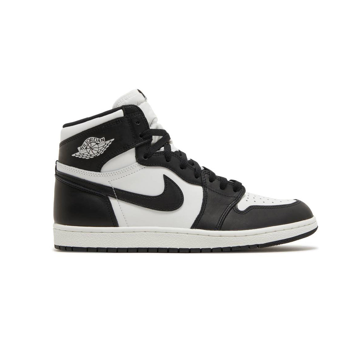 Air Jordan 1 High Black White baskets montantes homme et femme en cuir noir blanc, vue de profil