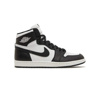Air Jordan 1 High Black White baskets montantes homme et femme en cuir noir blanc, vue de profil