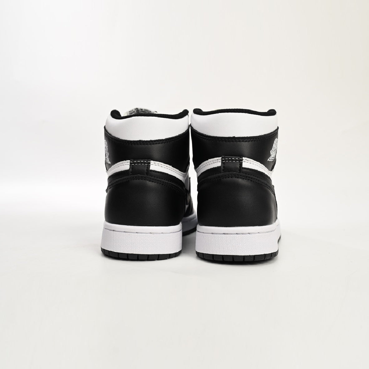 Air Jordan 1 High Black White baskets montantes homme et femme en cuir noir blanc, détail semelle