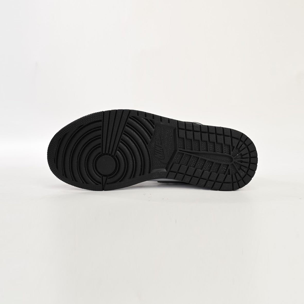 Air Jordan 1 High Black White baskets montantes homme et femme en cuir noir blanc, détail tige
