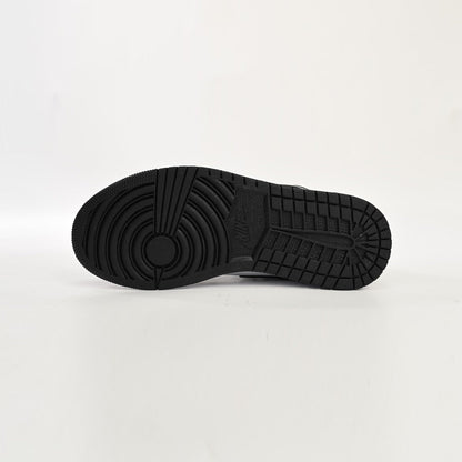 Air Jordan 1 High Black White baskets montantes homme et femme en cuir noir blanc, détail tige