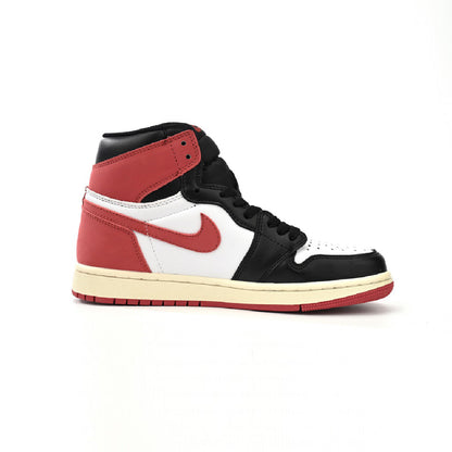 Air Jordan 1 High Track Red baskets montantes homme et femme en daim rouge, vue de profil