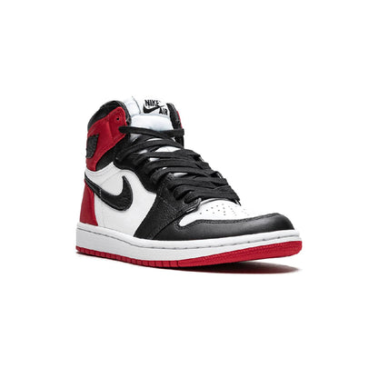 Air Jordan 1 High Satin Black Toe baskets montantes homme et femme en cuir noir, vue de face