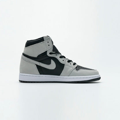 Air Jordan 1 High Shadow 2.0 Black Light Smoke Grey baskets montantes homme et femme en cuir noir gris, vue de profil