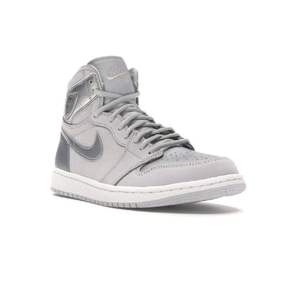 Air Jordan 1 High Japan Neutral Grey baskets montantes homme et femme en daim gris, vue de face
