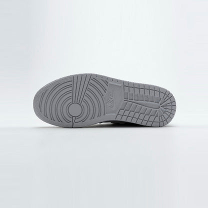 Air Jordan 1 High Japan Neutral Grey baskets montantes homme et femme en daim gris, détail tige