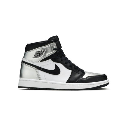 Air Jordan 1 High Silver Toe baskets montantes homme et femme en cuir argent, vue de profil