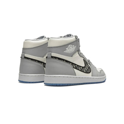 Air Jordan 1 High Dior baskets montantes homme et femme en cuir blanc gris, détail semelle