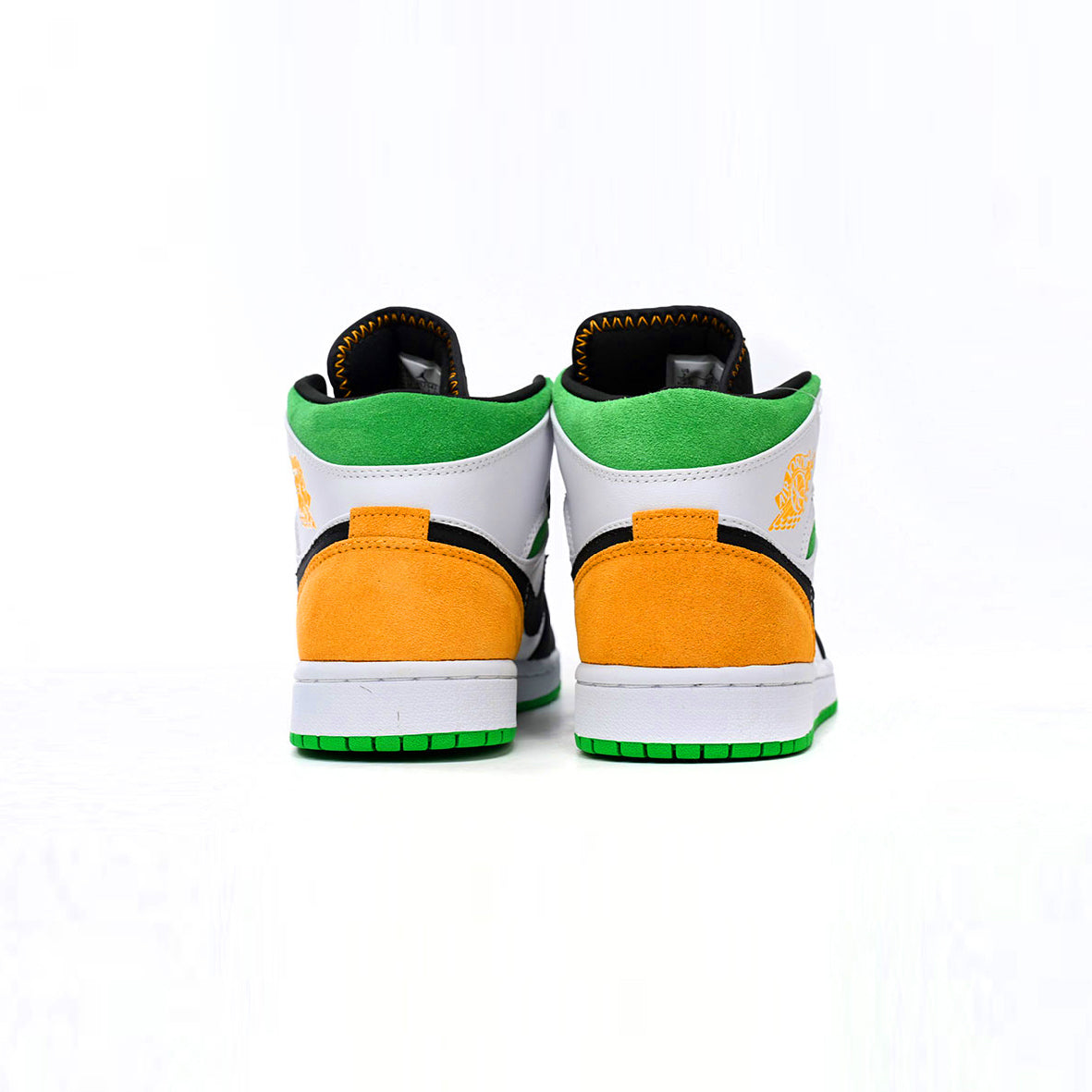 Air Jordan 1 Mid Oakland White, Orange and Green baskets mi-montantes homme et femme en daim blanc vert, détail semelle