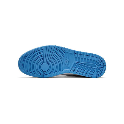 Air Jordan 1 High University Blue baskets montantes homme et femme en daim bleu, détail tige