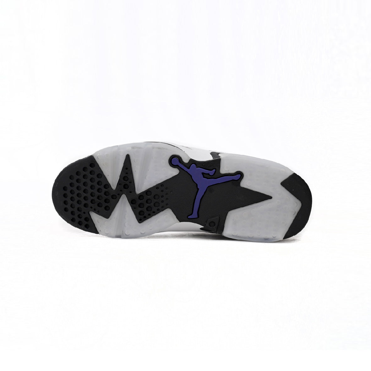 Air Jordan 6 Grayish Purple baskets homme en cuir violet, détail tige