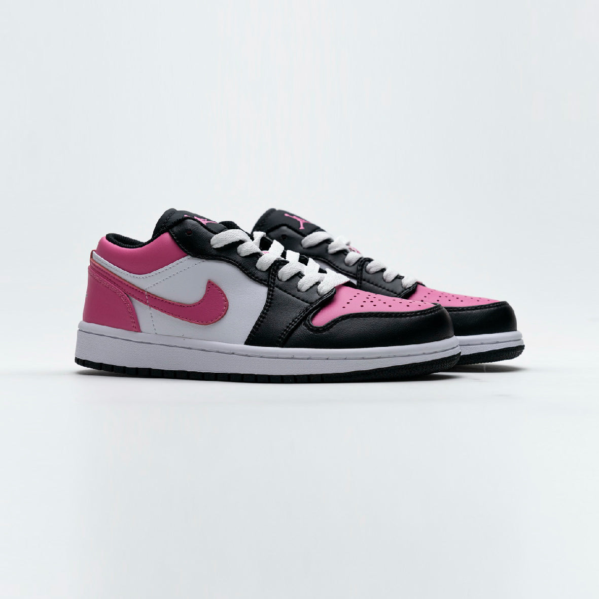 Air Jordan 1 Low Pinksicle baskets basses homme et femme en cuir blanc rose, vue de face