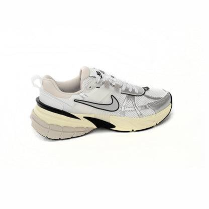 Nike V2K 3XL Summit White and Metallic Silver, Baskets Rétro Running Unisexe – photo 2