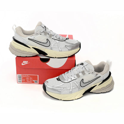 Nike V2K 3XL Summit White and Metallic Silver, Baskets Rétro Running Unisexe – photo 4