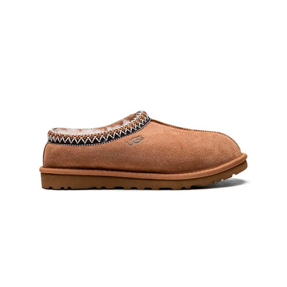 UGG Tasman Camel chaussons homme et femme en daim et peau de mouton camel, vue de profil