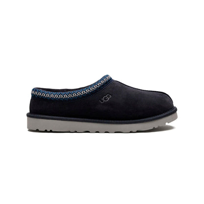 UGG Tasman Black chaussons homme et femme en daim et peau de mouton noir, vue de profil